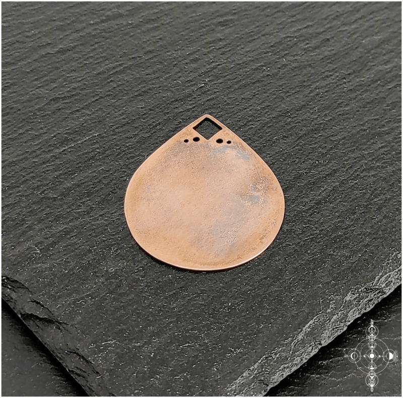 Etched copper pendant with an hematite stone made by Nairy (Eliz'art ans Manu Menendez)