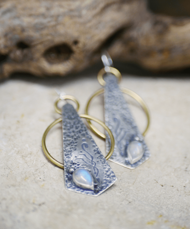 Etched sterling silver earrings with white labradorites. Sacred and alchemical symbols by Nairy (Manu Menendez and Eliz'art). Love jewelry with fine stones