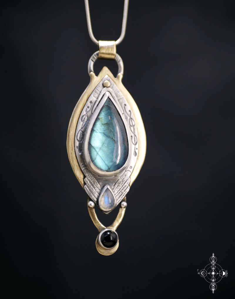 Unique being-jewel made with Love by Nairy (Manu Menendez and Eliz'art). Sterling silver, labradorites and black onix stone