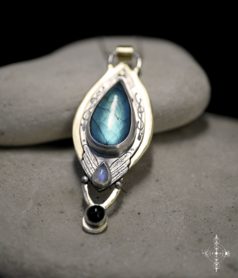 Unique being-jewel made with Love by Nairy (Manu Menendez and Eliz'art). Sterling silver, brass, labradorites and black onix stone